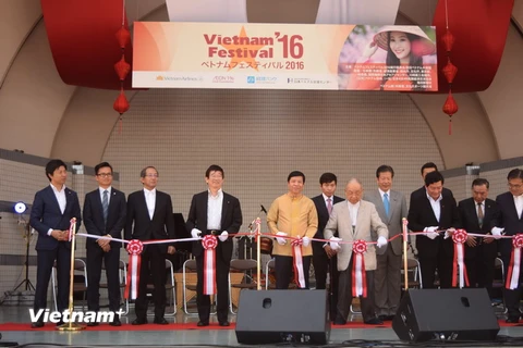 Cắt băng khai mạc Lễ hội Việt Nam 2016 tại Nhật Bản. (Ảnh: Nguyễn Tuyến-Gia Quân/Vietnam+)