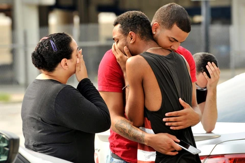 Bạn bè và người thân các nạn nhân vụ xả súng chia sẻ nỗi đau bên ngoài trụ sở cảnh sát Orlando. (Nguồn: Reuters)