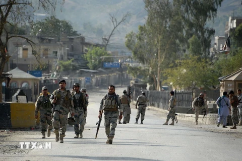 Cảnh sát biên phòng Afghanistan làm nhiệm vụ tại khu vực cửa khẩu Torkham trên biên giới với Pakistan. (Nguồn: AFP/TTXVN)
