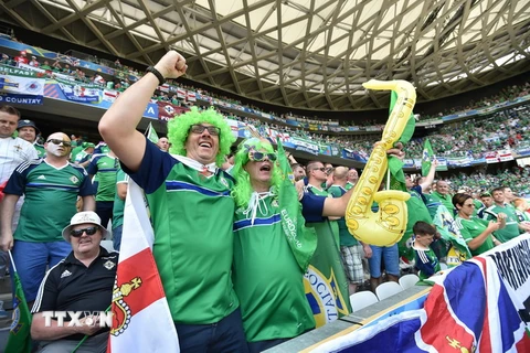 Các cổ động viên đội tuyển Bắc Ireland tại sân vận động Allianz Riviera tại thành phố Nice ngày 12/6. (Nguồn: EPA/TTXVN)
