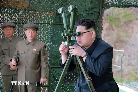 Nhà lãnh đạo Kim Jong-Un thị sát vụ bắn thử tên lửa đạn đạo từ tàu ngầm tại một địa điểm ở Triều Tiên ngày 23/4. (Nguồn: Reuter/TTXVN)