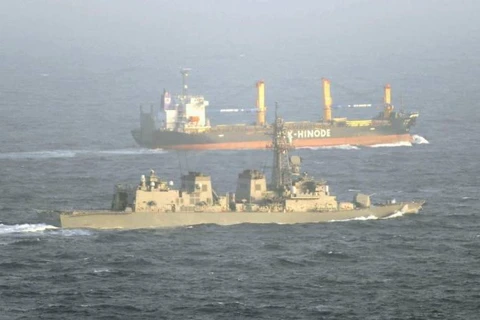Tàu MSDF (phía trước) bảo vệ một tàu thương mại của Nhật Bản đi qua Vịnh Aden ngoài khơi Somalia. (Nguồn: Kyodo)