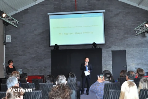 Giám đốc Văn phòng Vietnam Airlines tại Pháp và châu Âu Nguyễn Quốc Phương giới thiệu các sản phẩm của hãng. (Ảnh: Bích Hà/Vietnam+)