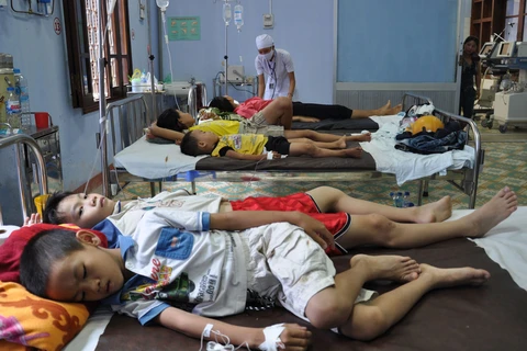 Các bệnh nhi bị ngộ độc do ăn bánh mì được điều trị tại Bệnh viện Sản-Nhi Phú Yên. (Nguồn: baophuyen.com.vn)