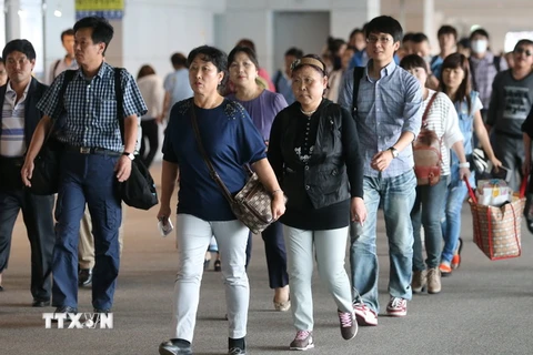 Khách du lịch Trung Quốc tới sân bay quốc tế Incheon ở Hàn Quốc. (Nguồn: YONHAP/TTXVN)