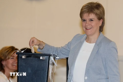 Thủ hiến Scotland đồng thời là Lãnh đạo Đảng Dân tộc Scotland (SNP) Nicola Sturgeon bỏ phiếu trưng cầu ý dân ở đông Glasgow, ngày 23/6. (Nguồn: AFP/TTXVN)