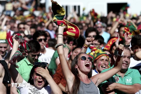 Các cổ động viên Bồ Đào Nha vui mừng sau khi đội nhà quân bình tỷ số với đội Hungary ngày 22/6. (Nguồn: AFP/TTXVN)