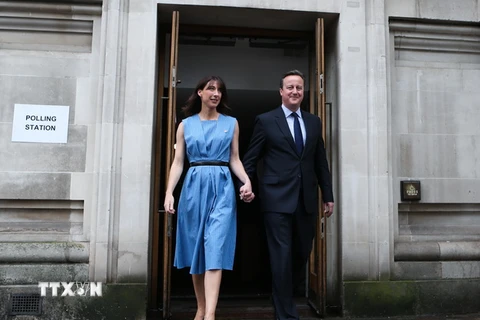 Thủ tướng Anh David Cameron cùng phu nhân Samantha sau khi bỏ phiếu trưng cầu ý dân ở London, ngày 23/6. (Nguồn: THX/TTXVN)