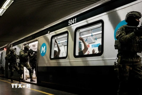 Cảnh sát Brazil diễn tập chống khủng bố tại ga tàu điện ngầm ở thành phố Rio de Janeiro ngày 10/6, nhằm bảo đảm an ninh cho Thế vận hội. (AFP/TTXVN)