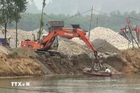 Hoạt động khai thác cát trái phép trên sông Phó Đáy của một doanh nghiệp tư nhân tại Tuyên Quang. (Ảnh: Văn Tý/TTXVN)
