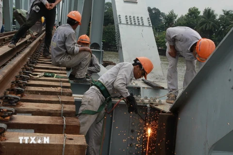 Công nhân, kỹ sư làm việctại công trình cầu Ghềnh. (Ảnh: Sỹ Tuyên/TTXVN)