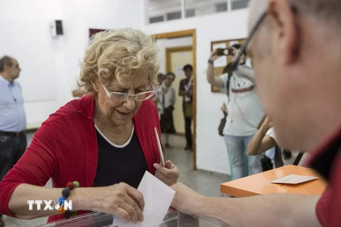 Thị trưởng Madrid Manuela Carmena bỏ phiếu tại một điểm bầu cử ở Madrid, Tây Ban Nha ngày 26/6. (Nguồn: EPA/TTXVN)