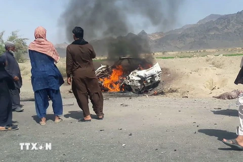 Chiếc xe được cho là của thủ lĩnh Taliban Mullah Akhtar Mansour bốc cháy trong vụ không kích của máy bay không người lái Mỹ tại thị trấn Ahmad Wal ở Balochistan, Pakistan ngày 21/5. (Nguồn: AFP/TTXVN)