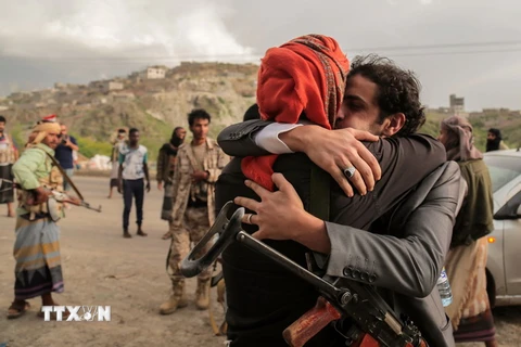 Binh sỹ thuộc lực lượng ủng hộ Chính phủ Yemen sau khi được trả tự do theo chương trình trao đổi tù nhân tại Taiz, Yemen ngày 1/6. (Nguồn: AFP/TTXVN)