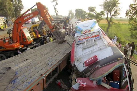 Hiện trường một vụ tai nạn giao thông nghiêm trọng tại Pakistan. (Nguồn: Reuters)