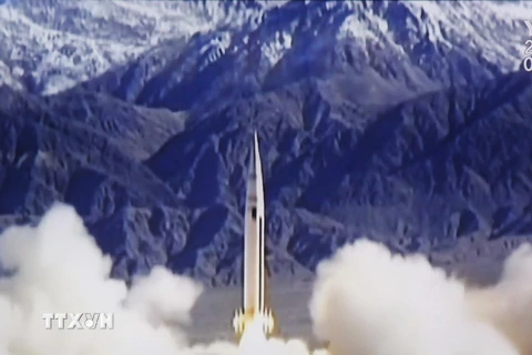 Truyền hình Hàn Quốc đưa tin về vụ phóng tên lửa của Triều Tiên ngày 22/6. (Nguồn: THX/TTXVN)
