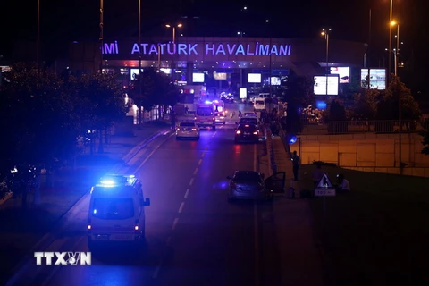 Cảnh sát phong tỏa lối vào sân bay Ataturk ngày 28/6. (Nguồn: ANADOLU/TTXVN)