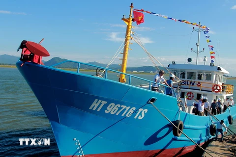 Tàu cá vỏ thép HT 96716 TS được hạ thủy và bàn giao cho ngư dân Hà Tĩnh. (Nguồn: Ảnh Đậu Hà/TTXVN)