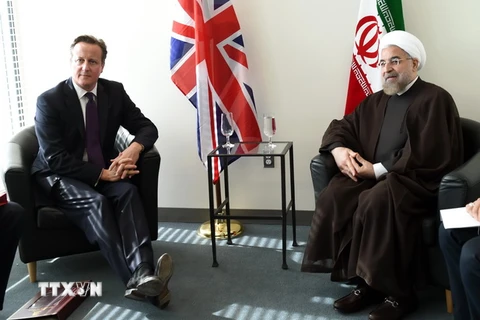Thủ tướng Anh David Cameron (trái) và Tổng thống Iran Hassan Rouhani trong cuộc gặp bên lề khóa họp Đại hội đồng LHQ ở New York năm 2014. (Nguồn: AFP/TTXVN)