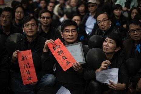 Người biểu tình tập trung bên ngoài văn phòng tờ báo tiếng Trung Quốc hồi năm 2014. (Nguồn: AFP)