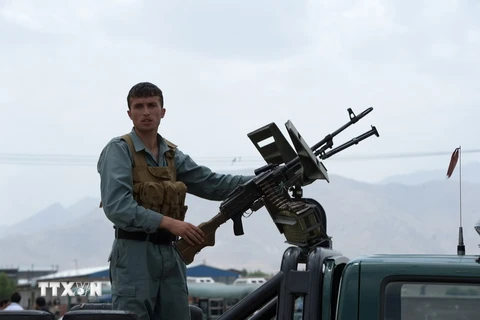 Cảnh sát Afghanistan gác tại hiện trường vụ đánh bom ngày 306 tại Kabul. (Nguồn: AFP/TTXVN)