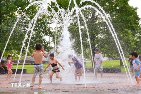 Trẻ em chơi tại đài phun nước giải nhiệt trong ngày hè nắng nóng tại Toyama, miền trung Nhật Bản ngày 2/7. (Nguồn: Kyodo/TTXVN)