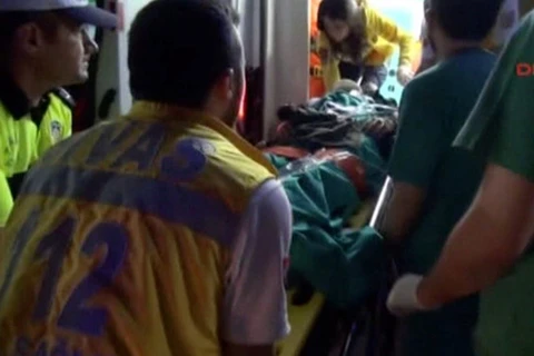 Một phi công bị thương được chuyển tới bệnh viện ở tỉnh Giresun, Thổ Nhĩ Kỳ. (Nguồn: Reuters)