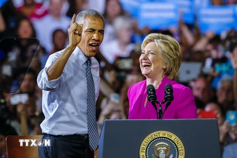 Tổng thống Mỹ Barack Obama và ứng cử viên Hillary Clinton trong chiến dịch vận động tranh cử ở Charlotte, Bắc Carolina ngày 5/7. (Nguồn: EPA/TTXVN)
