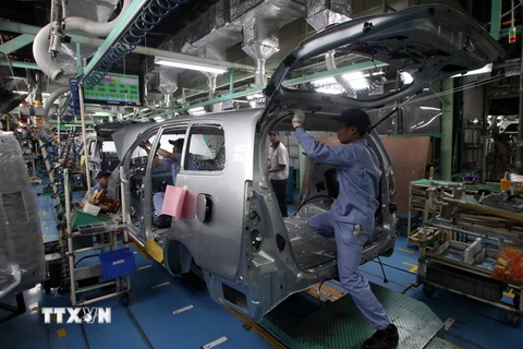Lắp ráp ôtô tại nhà máy ô tô Toyota Phúc Yên. (Ảnh: Trần Việt/TTXVN)