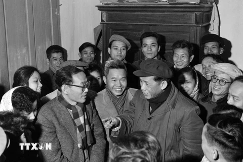 Tổng Bí thư Lê Duẩn thăm Việt Nam Thông tấn xã (nay là Thông tấn xã Việt Nam), ngày 14/2/1967. (Nguồn: TTXVN)