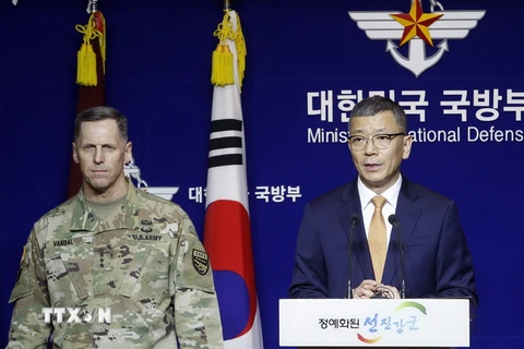 Thứ trưởng Bộ Quốc phòng Hàn Quốc Yoo Jeh-seung và Tư lệnh quân đội Mỹ tại Hàn Quốc, Thomas Vandal (trái) tại cuộc họp báo ở Seoul sau khi hai nước đạt thỏa thuận về việc triển khai THAAD. (Nguồn: EPA/TTXVN)