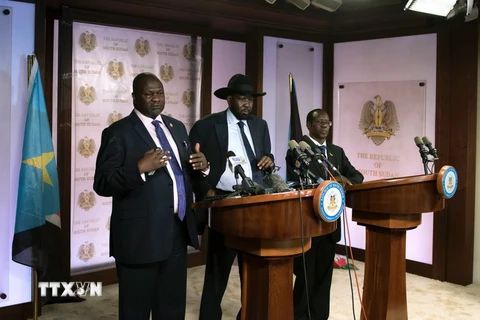 (Từ trái sang) Phó Tổng thống Riek Machar, Tổng thống Salva Kiir, Phó Tổng thống James Wani Igga. (Nguồn: AFP/TTXVN)