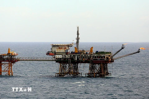 Các giàn khai thác dầu của Liên doanh Việt - Nga (Vietsovpetro) thuộc Tập đoàn Dầu khí Việt Nam, tại mỏ Bạch Hổ. (Ảnh: Huy Hùng/TTXVN)