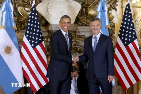 Tổng thống Argentina Mauricio Macri (phải) và Tổng thống Mỹ Barack Obama. (Nguồn: AFP/TTXVN)