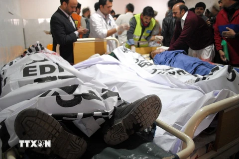 Thi thể các nạn nhân vụ tấn công trường học ở Peshawar ngày 16/12/2014. (Nguồn: THX/TTXVN)