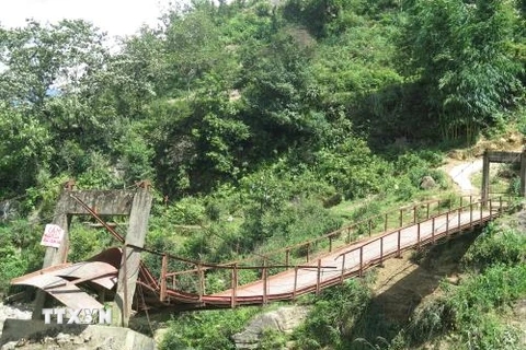 Hiện trạng cầu treo tại thôn Sín Chải, xã San Sả Hồ, huyện Sa Pa. (Ảnh: Hồng Ninh/TTXVN)