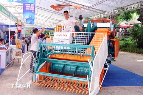 Máy thu hoạch ngô, lúa của Công ty Phan Tuấn (Đồng Tháp) được giới thiệu tại chợ Công nghệ và thiết bị Quốc tế 2015. (Ảnh: Quang Quyết/TTXVN)