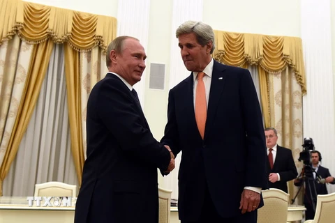 Tổng thống Nga Vladimir Putin và Ngoại trưởng Mỹ John Kerry. (Nguồn: AFP/TTXVN) 