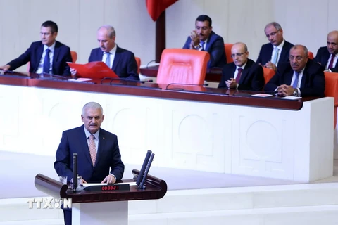 Thủ tướng Thổ Nhĩ Kỳ Binali Yildirim (trước) phát biểu trước các nghị sĩ tại phiên họp bất thường của Quốc hội ở Ankara ngày 16/7. (Nguồn: EPA/TTXVN)