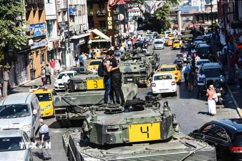 Xe tăng của quân đội Thổ Nhĩ Kỳ bỏ lại trên các đường phố ở Istanbul sau vụ đảo chính. (Nguồn: AFP/TTXVN)