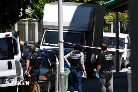 Cảnh sát Pháp làm nhiệm vụ tại hiện trường vụ tấn công ở Nice. (Nguồn: AFP/TTXVN)