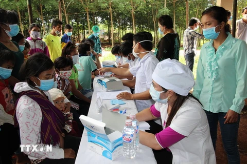 Nhân viên y tế tổ chức khám, tiêm và cấp phát thuốc uống phòng ngừa cho người dân tại vùng dịch. (Ảnh: Nguyễn Văn Việt/ TTXVN)
