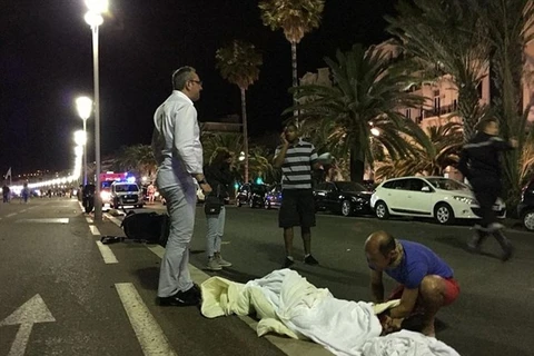 Hiện trường tang thương sau vụ tấn công ở Nice. (Nguồn: DM)