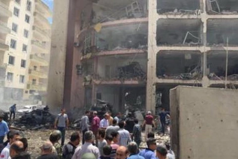 Hiện trường một vụ tấn công vào tòa nhà trụ sở cảnh sát ở thị trấn Midyat, tỉnh Mardin, đông nam Thổ Nhĩ Kỳ. Ảnh minh họa. (Nguồn: RT)