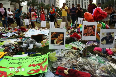 Người dân Mỹ tưởng niệm các nạn nhân thiệt mạng trong vụ xả súng ở Orlando ngày 12/6. (Nguồn: EPA/TTXVN)