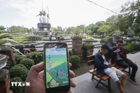 Một nhóm chơi Pokemon Go trên đường phố ở Banda Aceh, Indonesia ngày 16/7. (Nguồn: EPA/TTXVN)