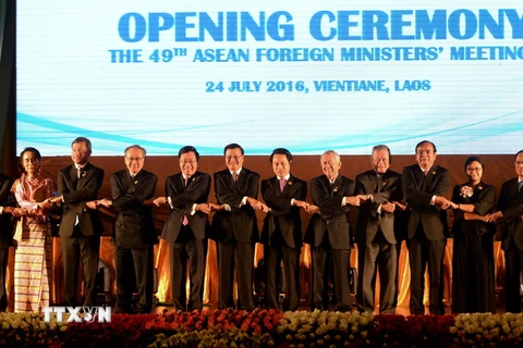 Phó Thủ tướng, Bộ trưởng Ngoại giao Việt Nam Phạm Bình Minh (thứ 5, trái) chụp ảnh chung với các Bộ trưởng ASEAN tại hội nghị. (Nguồn: AFP/TTXVN)