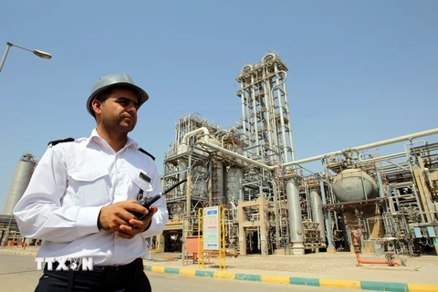Nhân viên làm việc tại cơ sở hóa dầu Mahshahr ở tỉnh Khuzestan. (Nguồn: EPA/TTXVN)
