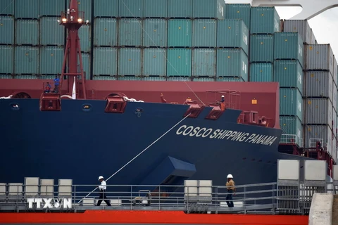 Tàu chở hàng Cosco di chuyển qua kênh đào Panama mở rộng ngày 26/6. (Nguồn: AFP/TTXVN)