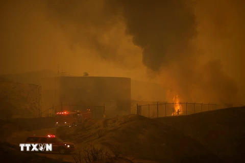 Nhân viên cứu hỏa dập lửa trong đám cháy rừng ở Santa Clarita, California, Mỹ ngày 23/7. (Nguồn: AFP/TTXVN)